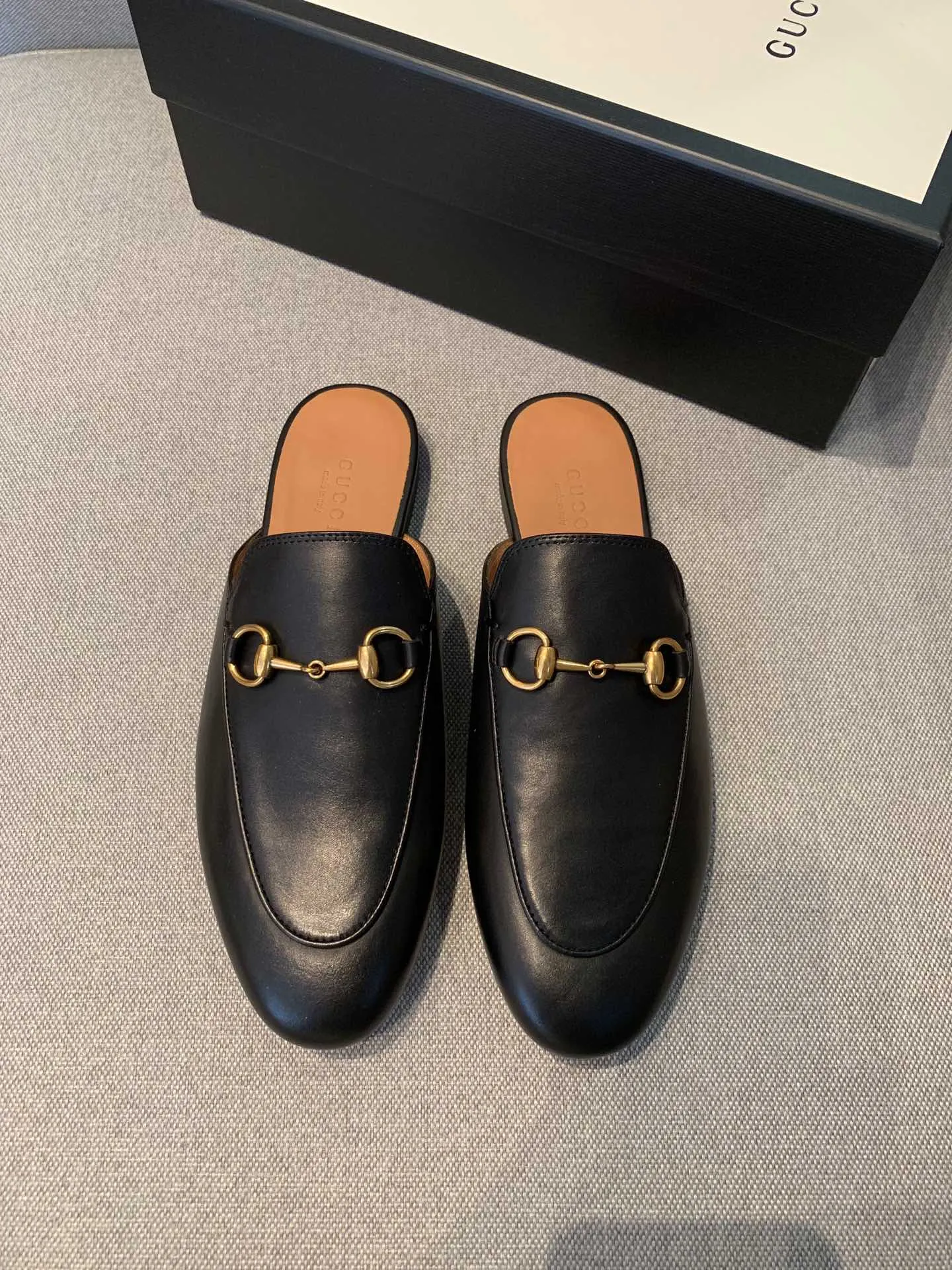 👟👟Ex-factory price 360👟👟 Women's Shoes Women's Clothing Women's Shoes Women's Clothing Gucci's classic evergreen horsebit half-drags, the quality of our G series is known to all customers who have tried it. The black upper is made of original imported calfskin, the lining is water-dyed cowhide, and the outsole is imported Italian grade A leather! Pure copper horsebit! The shape of the last is completely comparable to the original product, and the workmanship details are perfect. Welcome to compare🆚 35-40 regular size, 40 customized,
